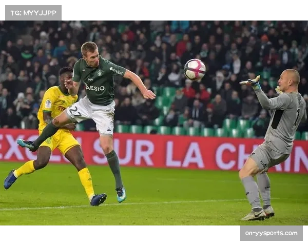 雷恩与南特比赛前，两队为已故法国足球名宿举行默哀仪式