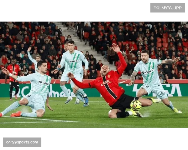 镜头记录：贝蒂斯小将任意球中柱，场边主帅佩莱格里尼抱头遗憾